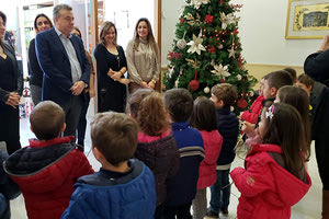 Τα παιδιά του νηπιαγωγείου από το παιδικό κολλέγιο «Η χώρα των Παραμυθιών» έψαλαν χθες στη Περιφέρεια τα παραδοσιακά κάλαντα