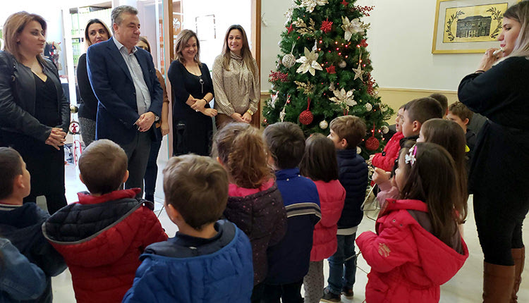 Τα παιδιά του νηπιαγωγείου από το παιδικό κολλέγιο «Η χώρα των Παραμυθιών» έψαλαν χθες στη Περιφέρεια τα παραδοσιακά κάλαντα