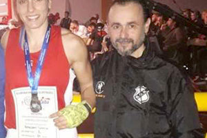 Η αθλήτρια πυγμαχίας του ΟΦΗ, Γεωργία Θεοδοσάκη με τον προπονητή της