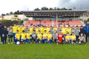 Τα παιδιά της ακαδημίας του ΟΦΗ με τα παιδιά του Αστέρα Περάματος