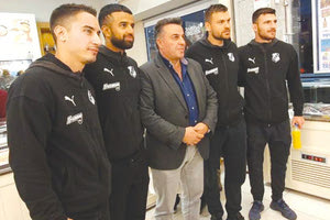 Στη δράση του χορηγού της ομάδας S/M Χαλκιαδάκης για την οδική ασφάλεια, παρευρέθηκαν χθες οι ποδοσφαιριστές του ΟΦΗ Κοροβέσης, Νάστος, Μάνος και Ναμπί.