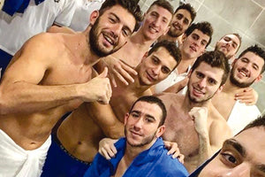 Η Εθνική ομάδα πόλο νέων ανδρών πανηγυρίζει την πρόκριση