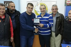 Eπίδοση τιμητικής πλακέτας στον πρόεδρο του του Ομίλου Φουσκωτών Σκαφών μετά από επίσκεψη του αντισυνταγματάρχη Πεζικού Γιάννη Δαριβιανάκη, συνοδεία αντιπροσωπείας Εθνοφυλάκων