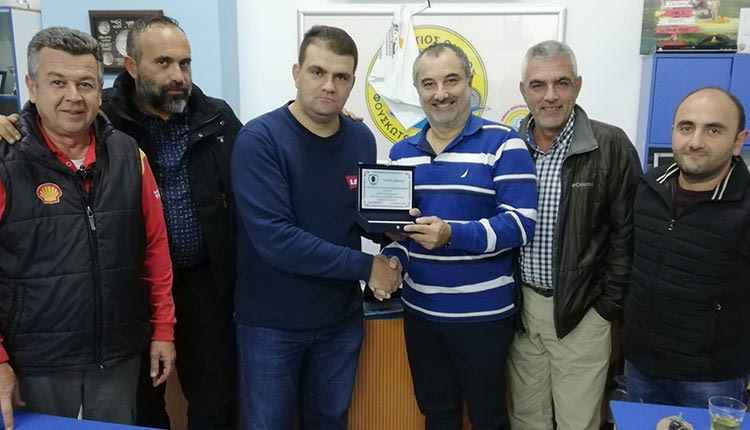 Eπίδοση τιμητικής πλακέτας στον πρόεδρο του του Ομίλου Φουσκωτών Σκαφών μετά από επίσκεψη του αντισυνταγματάρχη Πεζικού Γιάννη Δαριβιανάκη, συνοδεία αντιπροσωπείας Εθνοφυλάκων