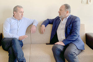 Οι τελευταίες εξελίξεις στο προσφυγικό ήταν το θέμα της συνάντησης του βουλευτή ΣΥΡΙΖΑ Ηρακλείου Σωκράτη Βαρδάκη με τον πρόεδρο της Π.Ε.Δ. Κρήτης Γιάννη Κουράκη.