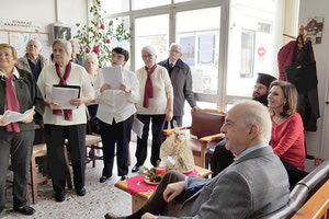 Οι γιαγιάδες και οι παππούδες των Κέντρων Κοινοτικής Φροντίδας-Ανοικτής Προστασίας Ηλικιωμένων (ΚΕ.ΚΟΙ.Φ.-Α.Π.Η) της Διεύθυνσης Κοινωνικής Ανάπτυξης στο πλαίσιο των εορταστικών εκδηλώσεων του «Χριστουγεννιάτικου Κάστρου»