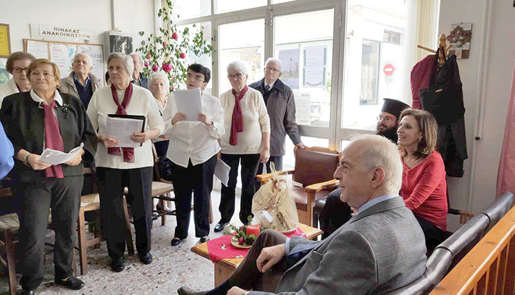 Οι γιαγιάδες και οι παππούδες των Κέντρων Κοινοτικής Φροντίδας-Ανοικτής Προστασίας Ηλικιωμένων (ΚΕ.ΚΟΙ.Φ.-Α.Π.Η) της Διεύθυνσης Κοινωνικής Ανάπτυξης στο πλαίσιο των εορταστικών εκδηλώσεων του «Χριστουγεννιάτικου Κάστρου»