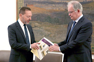 Ο κ. Στουρνάρας παρέδωσε την έκθεση για τη Νομισματική Πολιτική 2019 στον Πρόεδρο της Βουλής