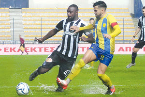 Μπράουν και Ντίας διεκδικούν την μπάλα στον βούρκο του γηπέδου του Αγρινίου