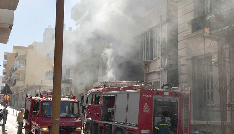 φωτιά που ξέσπασε σε συνεργείο μοτοποδηλάτων στην οδό Γιαμαλάκη στο κέντρο του Ηρακλείου