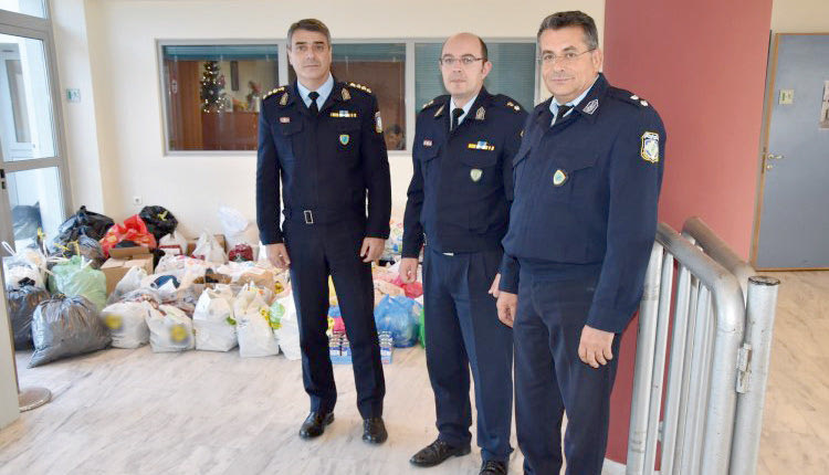 Είδη πρώτης ανάγκης και τρόφιμα, που προορίζονται για Ιερές Μητροπόλεις της Νήσου, και  κοινωνικές Υπηρεσίες των Νομών, παραδόθηκαν από αντιπροσωπείες Υπηρεσιών, της Γενικής Περιφερειακής Αστυνομικής Διεύθυνσης Κρήτης