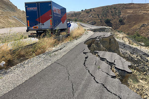 Ο δρόμος της Μεσσαράς που έχει υποστεί σοβαρότατη καθίζηση