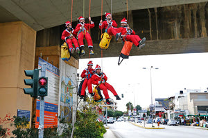 Με μια επετειακή κατάβαση από την γέφυρα της οδού Κνωσού στην πόλη του Ηρακλείου, ο Παγκρήτιος Όμιλος Διάσχισης & Εξερεύνησης Φαραγγιών (Π.Ο.Ε.Φ.- www.canyon.gr) γιορτάζει τα Χριστούγεννα