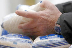 Μοίρασαν τρόφιμα