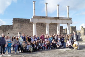 τέσσερις μαθήτριες του 12ου Γυμνασίου Ηρακλείου με τη συνοδεία δύο καθηγητριών-συνοδών στο Ariano-Irpino της Ιταλίας στο πλαίσιο του προγράμματος ERASMUS+ «PREETI LANGUAGΕ»