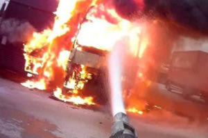 Εξετάζουν εμπρησμό στα φορτηγά ψυγεία