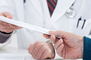 Σε αργία έξι μηνών ο γιατρός του ΠΑΓΝΗ  για το “φακελάκι”