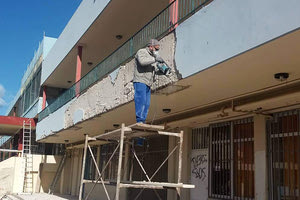 ΦΤΙΑΧΝΟΥΝ Ο,ΤΙ ΠΡΟΛΑΒΑΙΝΟΥΝ:  Εκμεταλλεύονται τις γιορτές  τα συνεργεία στο 4ο Λύκειο