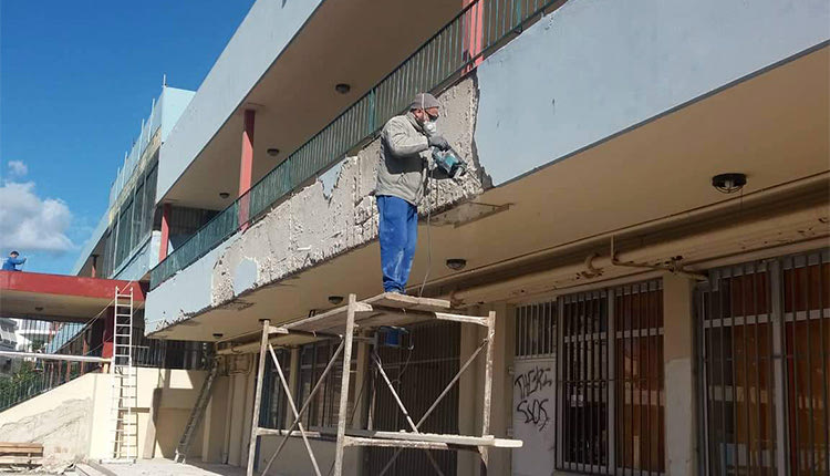 ΦΤΙΑΧΝΟΥΝ Ο,ΤΙ ΠΡΟΛΑΒΑΙΝΟΥΝ:  Εκμεταλλεύονται τις γιορτές  τα συνεργεία στο 4ο Λύκειο