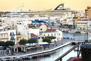 Άγιος Νικόλαος με το κρουαζιερόπλοιο της Mano Cruises: "Crown Iris" στο Λιμάνι του