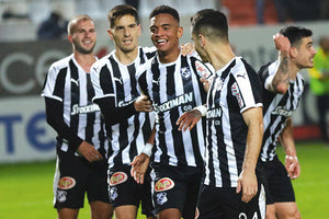 Ο Φερέιρα πανηγυρίζει με τους συμπαίκτες του στον ΟΦΗ