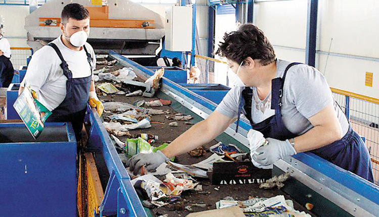 εργαζόμενοι στο εργοστάσιο ανακύκλωσης,