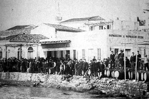 Η φωτογραφία της ημέρας: Ο εορτασμός των Θεοφανίων στη Σητεία, στις αρχές του περασμένου αιώνα.