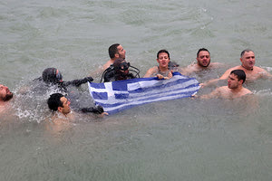 ΘΕΟΦΑΝΙΑ ΣΤΗΝ ΚΡΗΤΗ: Τίμησαν το έθιμο αψηφώντας κρύο και βροχή!