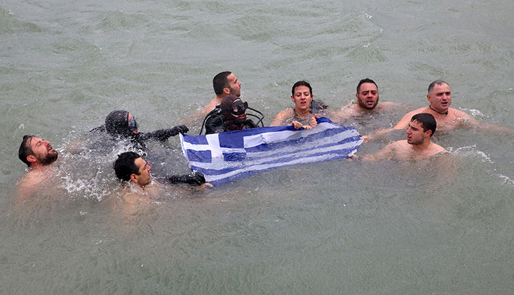 ΘΕΟΦΑΝΙΑ ΣΤΗΝ ΚΡΗΤΗ: Τίμησαν το έθιμο αψηφώντας κρύο και βροχή!