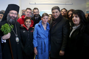 Οι αθλητές που έπιασαν τον σταυρό με τον επίσκοπο Κνωσσού και τον υφηπουργό αθλητισμού στο κολυμβητήριο του «Λίντο»