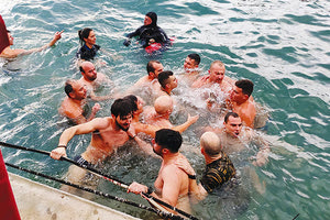 Τον έσωσαν ναυαγοσώστες στα Χανιά όταν κινδύνευσε στην προσπάθειά του να πιάσει τον Σταυρό.