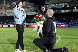 πρόταση γάμουαπό τον φίλαθλο του ΟΦΗ Σπύρο Βοριζανάκη στην εκλεκτή της καρδιάς του Ειρήνη στο «Γεντί Κουλέ»