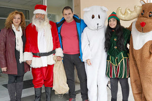 Η δημιουργική Ομάδα του «Χριστουγεννιάτικου Κάστρου» επισκέφθηκε τις Παιδιατρικές Κλινικές των Νοσοκομείων του Ηρακλείου