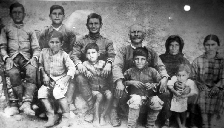 Ο Γεώργιος Μαυρόκωστας με τη γυναίκα του Αικατερίνη (Μανουρά) και τα οχτώ παιδιά τους.