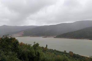 Εντυπωσιακή είναι η εικόνα που εμφανίζει το φράγμα Αποσελέμη, όπου εκτιμάται ότι μέχρι το τέλος του μήνα θα έχει υπερχειλίσει.