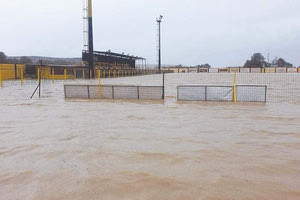 Σε “λίμνη” μετατράπηκε το γήπεδο της ΑΕΚ Κατσαμπά για άλλη μια φορά