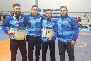 Ο προπονητής του «Μίνωα» κ. Χριστόφορος με τα αδέρφια Δαμιανάκη και τον Αθανασάκη