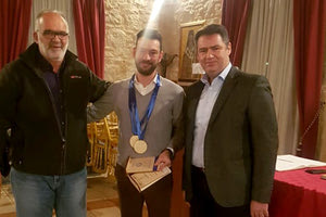 Για την ανάδειξή του ως διδάκτορα του Πανεπιστημίου Κρήτης, βράβευσε τον κ. Κωνσταντίνο Παπουτσάκη, ο Πολιτιστικός και Εξωραϊστικός Σύλλογος Χερσονήσου