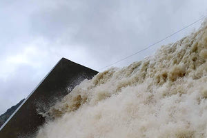 Λίγο πριν την υπερχείλιση τα φράγματα του νησιού