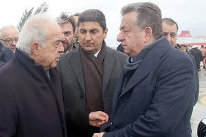 Οι κ.κ Αυγενάκης, Αρναουτάκης και Λαμπρινός εξετάζουν τη χωροθέτηση του νέου κλειστού κολυμβητηρίου