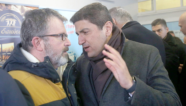 Ο υφυπουργός αθλητισμού κ. Αυγενάκης μιλάει στον υπεύθυνο της αθλητικής «Π» Αντώνη Παπουτσάκη