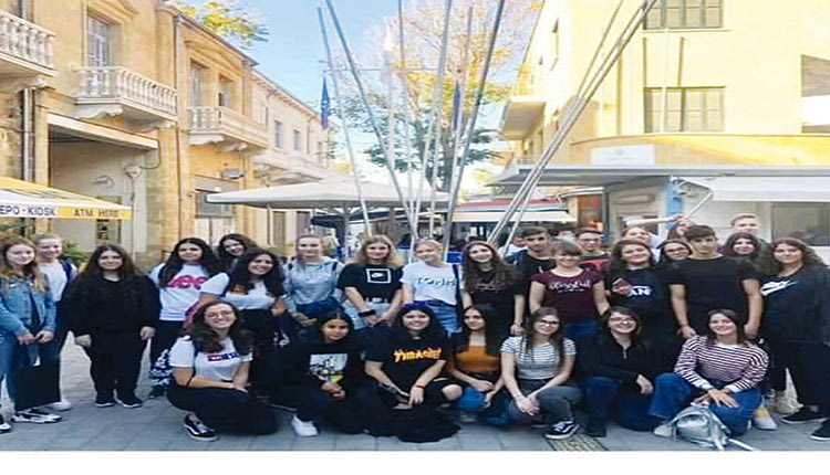 Η ομάδα των μαθητών του Erasmus από το 9ο Γυμνάσιο Ηρακλείου Κρήτης στην παλιά πόλη της Λευκωσίας