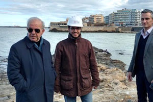 Ο δήμαρχος Ηρακλείου κ. Β. Λαμπρινός στο έργο της αντιδιαβρωτικής προστασίας στον κόλπο του Δερματά