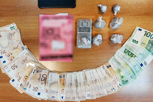 Έξι χιλιάδες ευρώ και 100 γραμμάρια ηρωίνης κατέσχεσαν οι αστυνομικοί