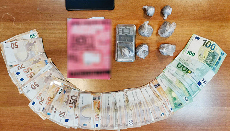 Έξι χιλιάδες ευρώ και 100 γραμμάρια ηρωίνης κατέσχεσαν οι αστυνομικοί