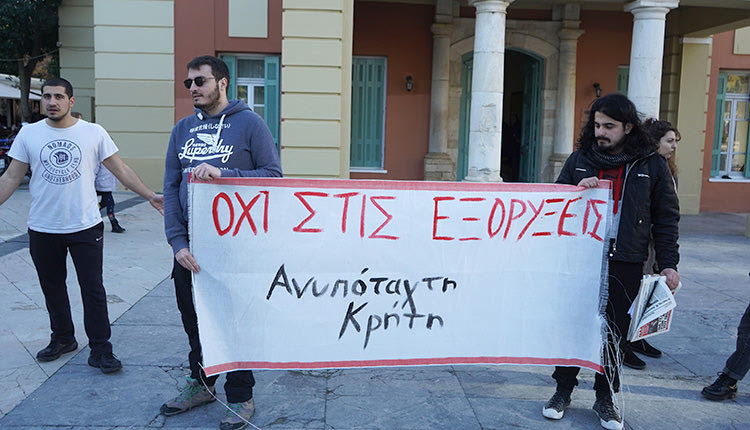 μέλη της "Πρωτοβουλίας Κρήτης ενάντια στις εξορύξεις υδρογονανθράκων”,  πραγματοποίησαν συγκέντρωση διαμαρτυρίας στην πλατεία Ελευθερίας