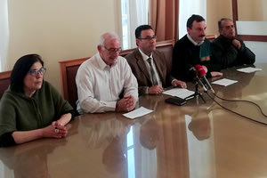 οι περιφερειακοί σύμβουλοι της «Λαϊκής Συσπείρωσης» Μανώλης Συντυχάκης, Νίκος Μανουσάκης και Αλέκος Μαρινάκης στη διάρκεια συνέντευξης Τύπου