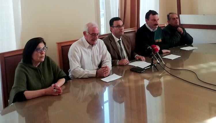 οι περιφερειακοί σύμβουλοι της «Λαϊκής Συσπείρωσης» Μανώλης Συντυχάκης, Νίκος Μανουσάκης και Αλέκος Μαρινάκης στη διάρκεια συνέντευξης Τύπου
