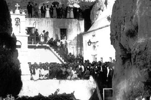 Η φωτογραφία της ημέρας: ΜΟΝΗ ΚΑΨΑ, γιορτή του Άη Γιάννη στη δεκαετία του 1930.