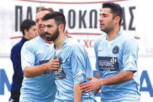 Ο Ζερβάκης της Βόνης πανηγυρίζει με συμπαίκτες του τα δύο γκολ που σημείωσε κόντρα στον Κεραυνό